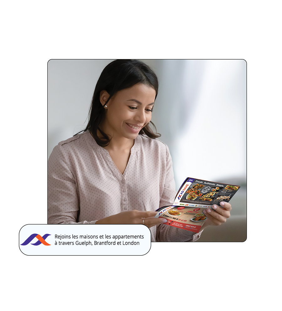 Couple qui regarde les offres d'économies du Magazine Adsave.