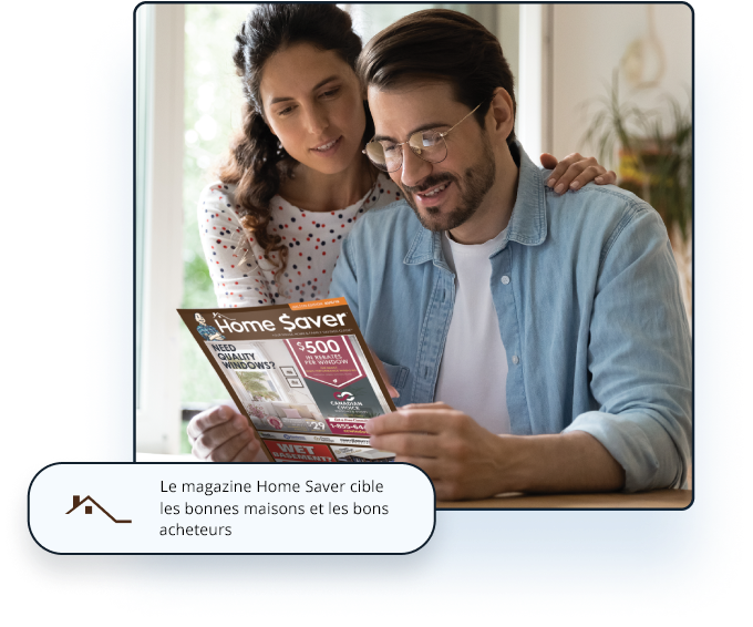 Couple lisant le magazine Home Saver ensemble dans leur salon.