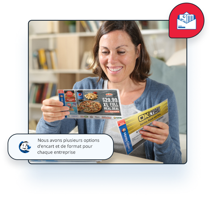 Une propriétaire de maison tenant un enveloppe Money Saver.