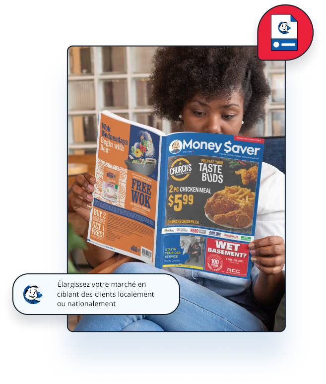 Une femme qui regarde un Magazine Money Saver.